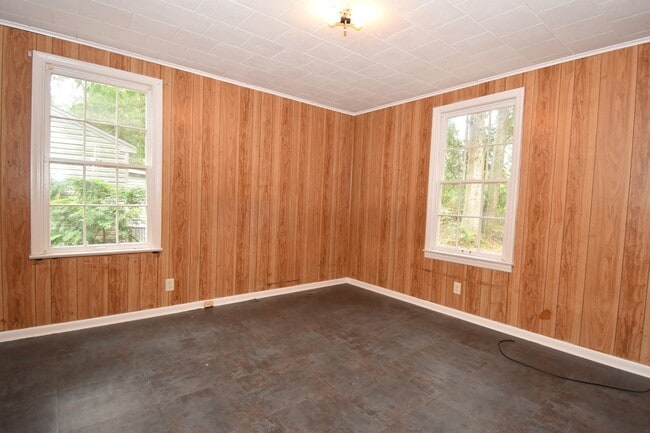 Building Photo - Spacious 3 Bedroom House