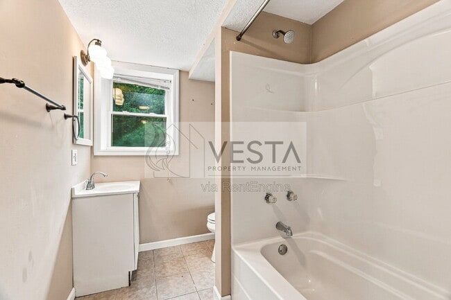Building Photo - 121 Lyndhurst Dr