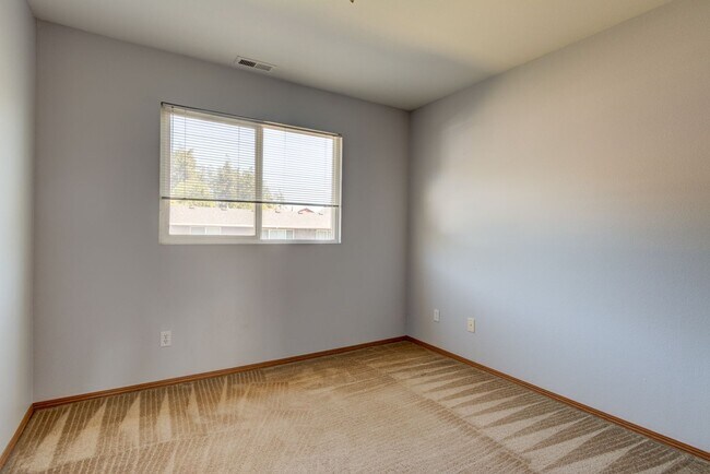 Building Photo - 972 NW Quarterdeck Loop