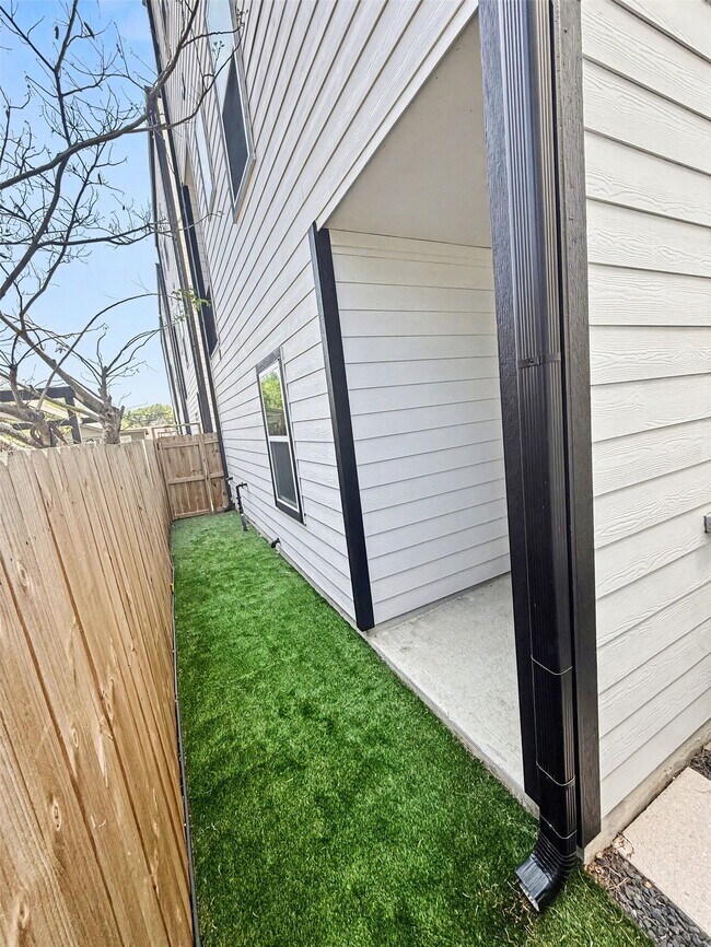 Building Photo - 825 Woodcrest Dr