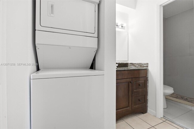 Building Photo - 810 SW 129th Pl