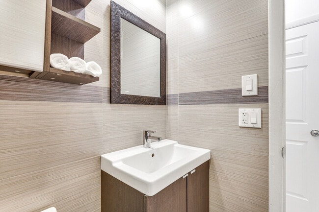 Building Photo - 412 NE 4th Ave