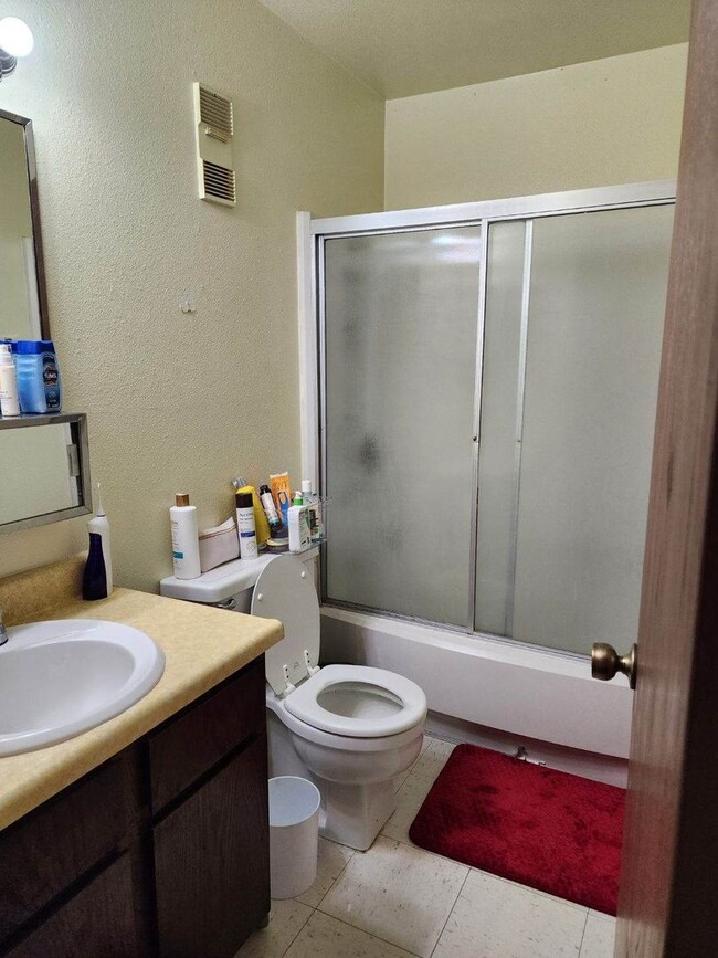 Building Photo - 2 Bedroom 1 Bathroom Apartment