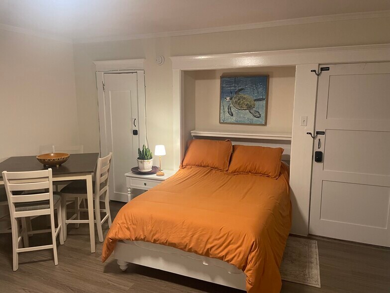 Building Photo - 1109 E 1st St