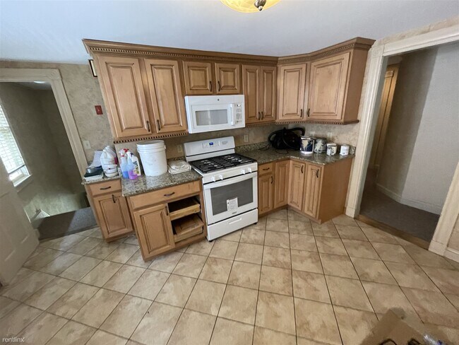 Building Photo - 2 br, 1 bath Duplex - 26 Shepard St 2