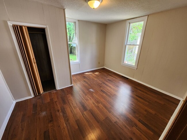 Building Photo - Spacious 2-Bedroom, 1-Bathroom Home AVAILABLE NOW!!