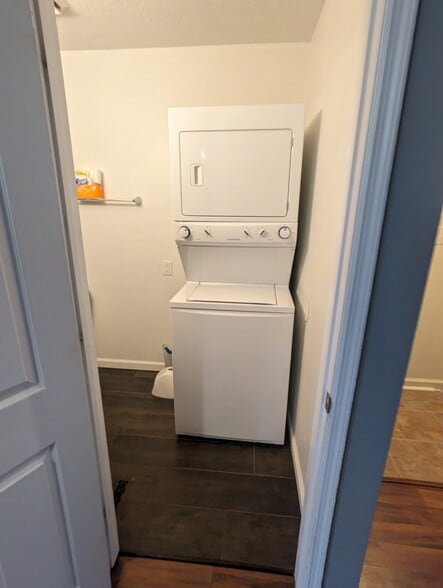 Washer/Dryer - 1075 Raintree Dr