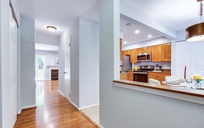 Building Photo - Gorgeous and fully updated 3BR 3.5BA 3 lev...