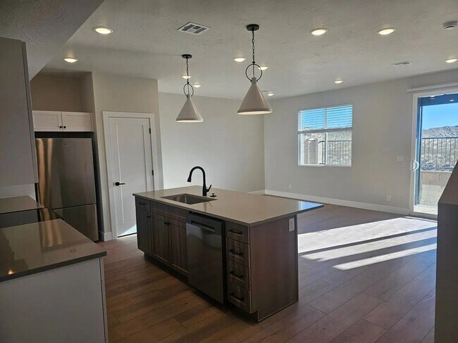 Building Photo - Spacious 4 Bedroom Townhome in Washington!