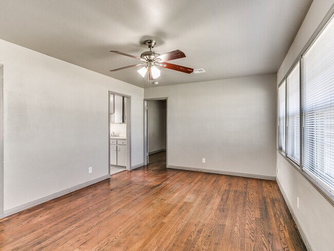 Building Photo - 302 Russell Dr