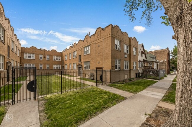 Building Photo - 1042 N Leamington
