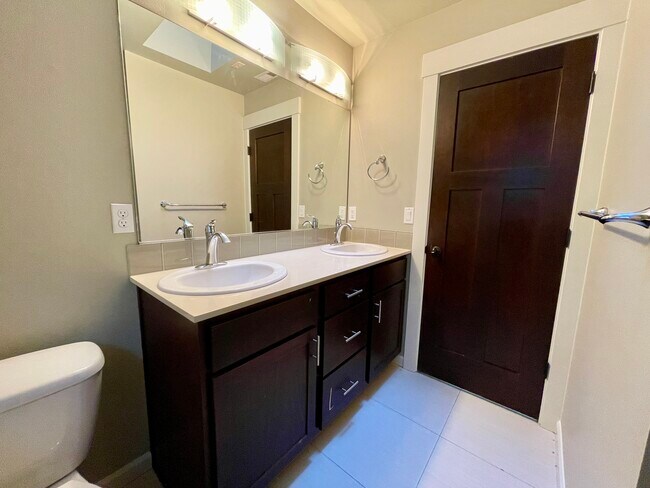 Building Photo - 17831 NE 95th Ct