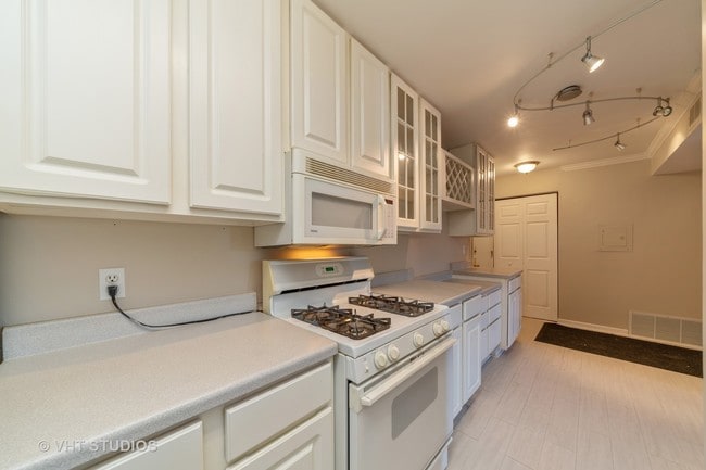 Building Photo - 1905 Tall Oaks Dr