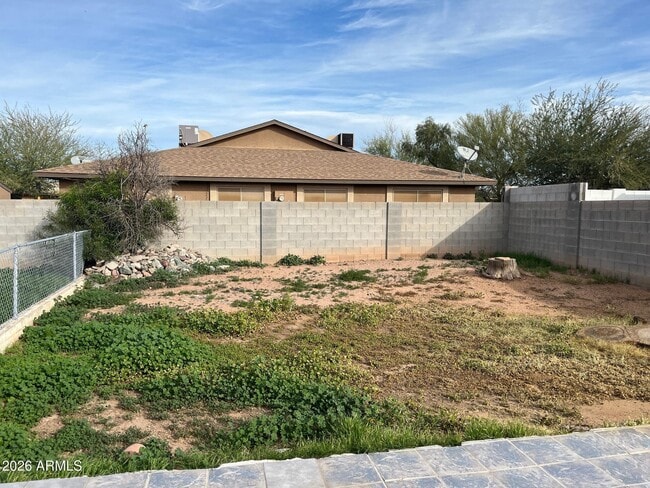 Building Photo - 102 E Ivy St