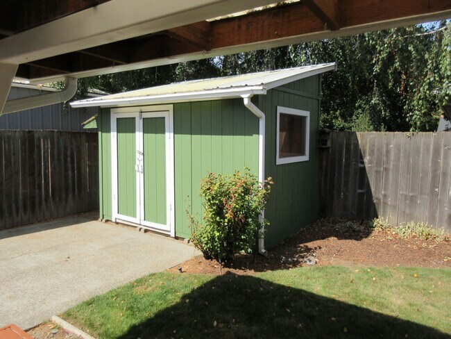 Building Photo - Well Maintained Three Bedroom in Keizer