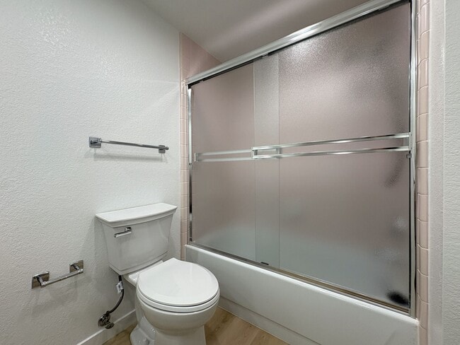 Building Photo - Newly Renovated 2BR/2BA First-Floor Condo ...