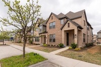 Building Photo - 1960 Sweetwater Ln