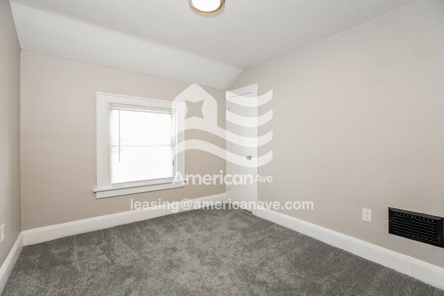 Building Photo - 1734 Brussels St