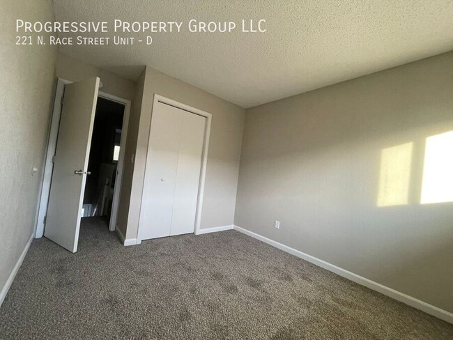 Building Photo - Move in Special 50% First Month's Rent** t...