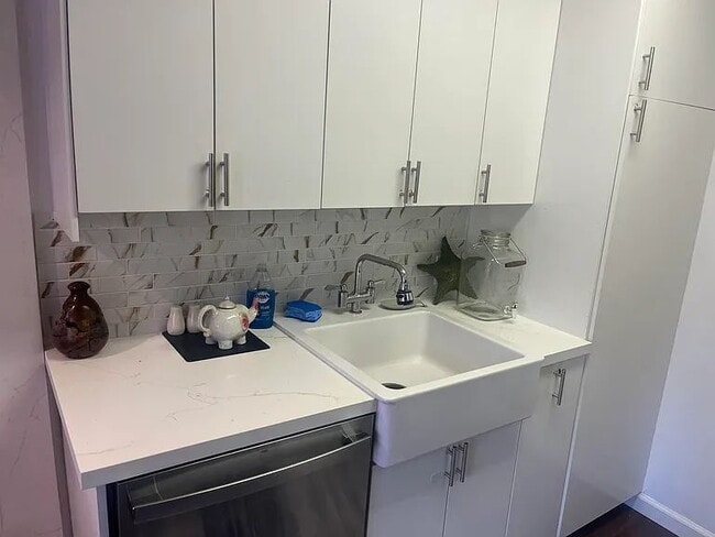 Building Photo - "Charming 1-Bedroom Oasis in Prime Santa Monica Location – Cozy 576 Sq Ft Gem!"