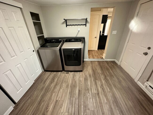 Building Photo - Cute, Remodeled 2 Bed, 1 bath Home (Availa...