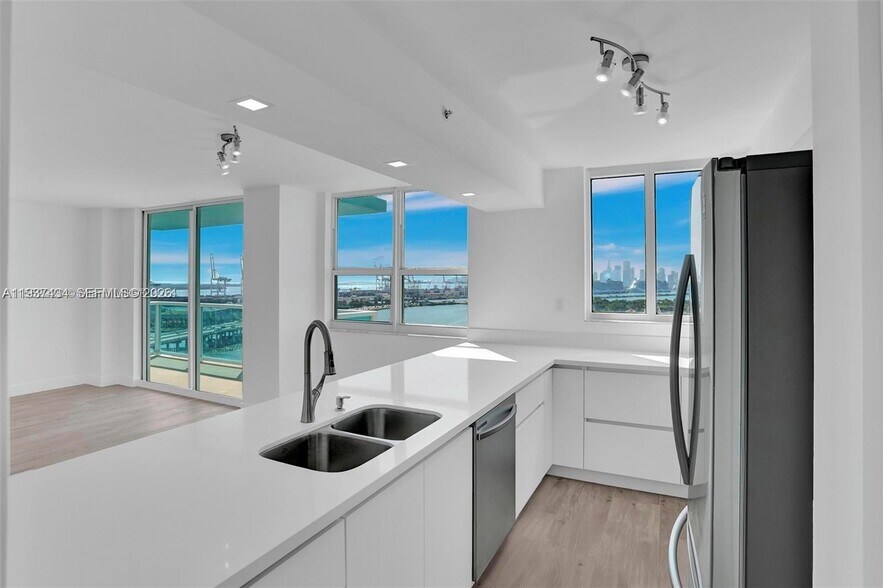 Building Photo - 650 West Ave