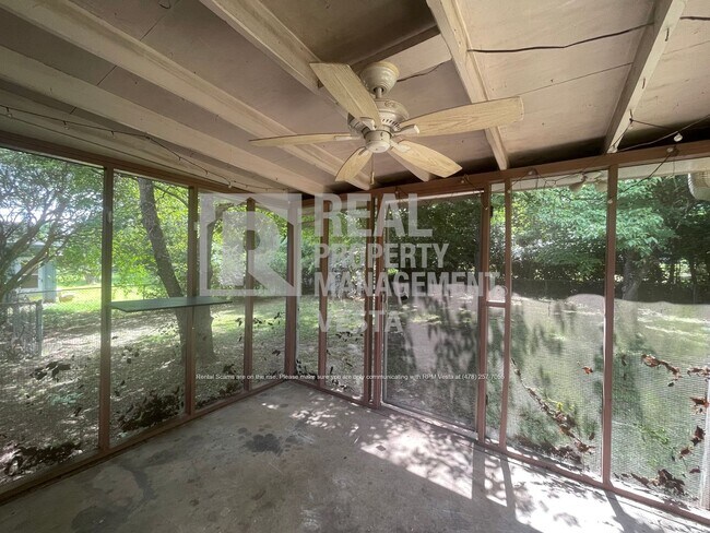 Building Photo - 211 Burns Dr