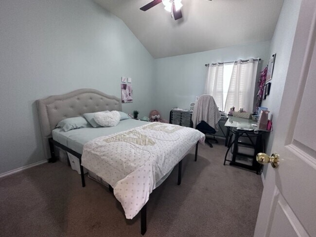 Building Photo - Beautiful & Well-Maintained 3 Bedroom, 2 B...