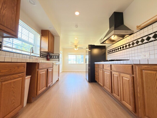 Building Photo - 8821 Aqueduct Ave