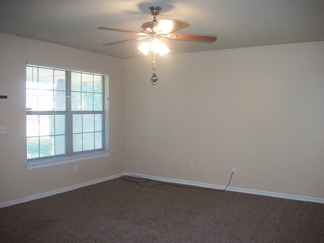 Building Photo - 3 Bed 2 Bath 2 Car Garage in College Park ...