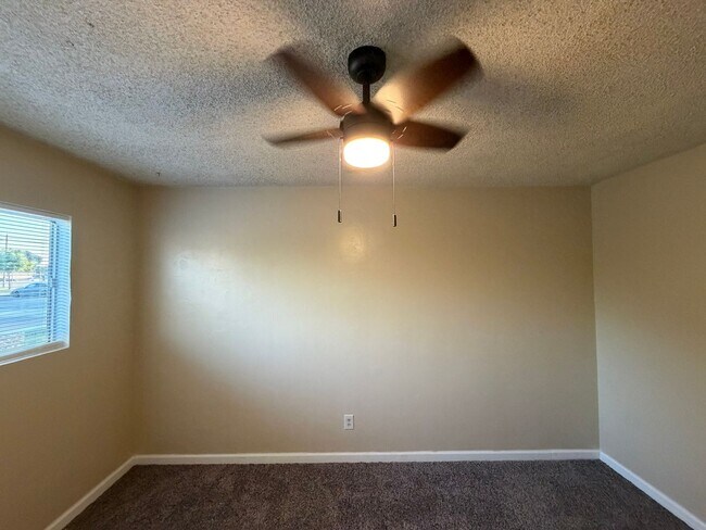 Building Photo - Affordable 3 BD 2 BA house in SW Bakersfield on a corner lot