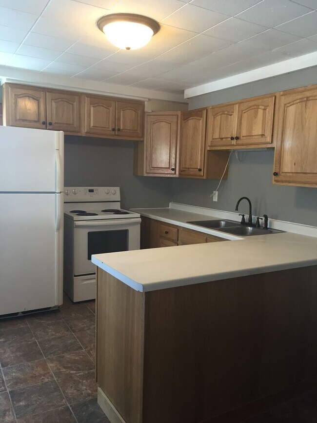 Building Photo - 920.5 E. 5th Street- Charming Cottage