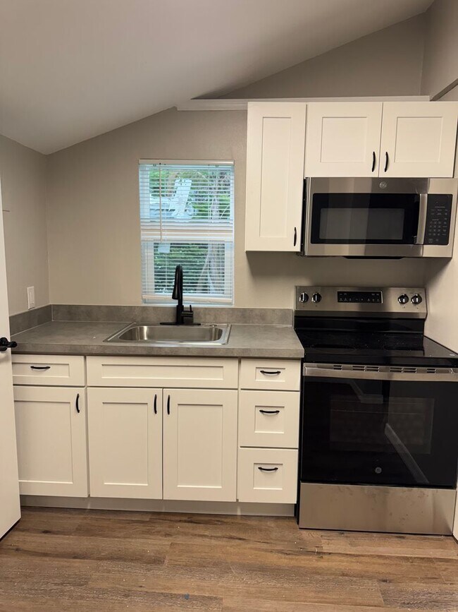 Building Photo - Renovated 2 bedroom, 2 bathroom duplex in ...