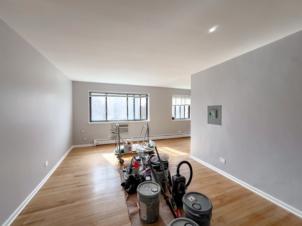Building Photo - 6954 N Sheridan Rd