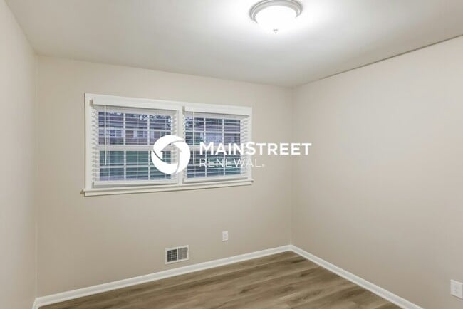 Building Photo - 5 Bedroom Pet-Friendly Home in Tarrant, AL with Main Street Renewal