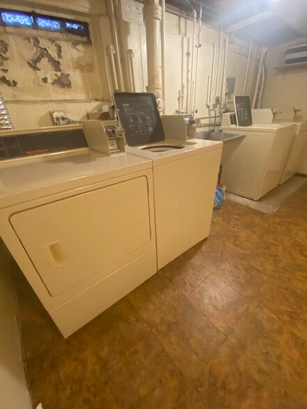 Private Washer Dryer in Basement (no coins) - 1942 Linden Ave