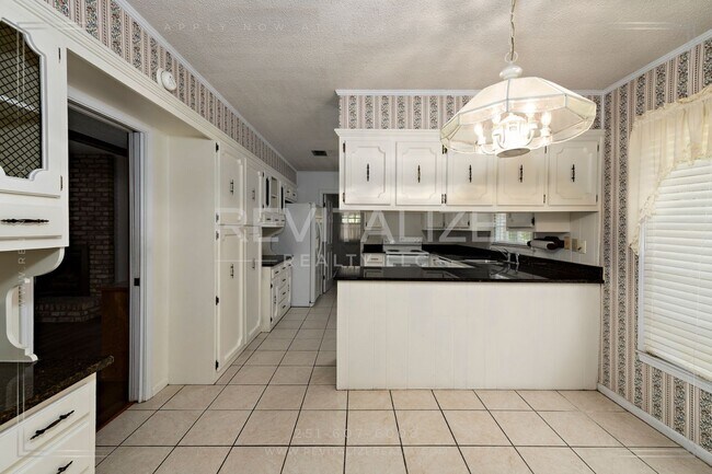 Building Photo - Beautifully Preserved 4 Bd / 3 Ba Vintage ...