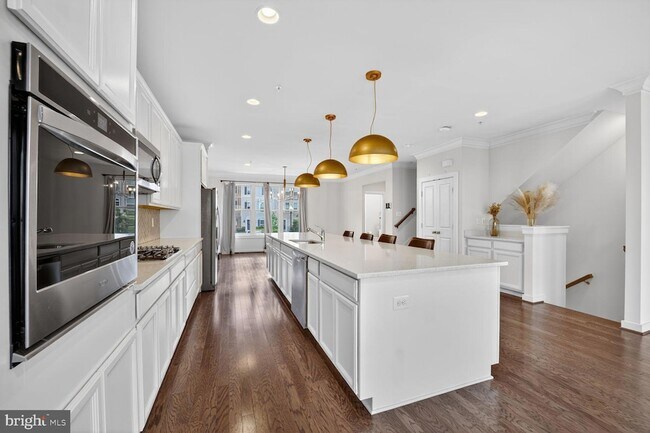 Building Photo - 5303 Greenwich Cir