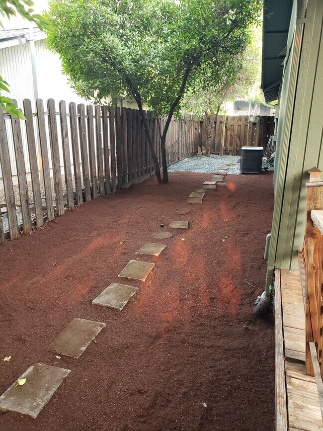 Building Photo - Discover your new home in North Medford!