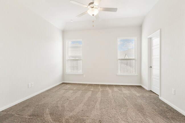 Building Photo - 2033 Market Trl