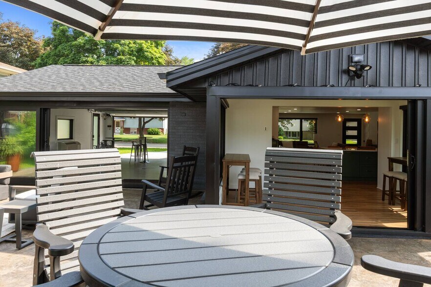 Building Photo - 1095 April Ln