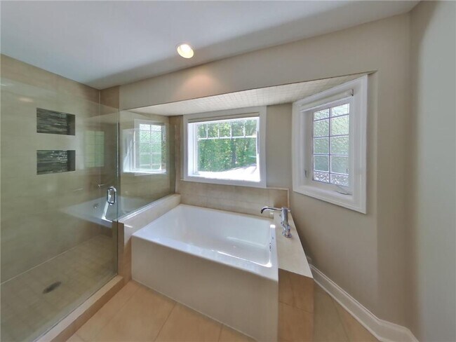 Building Photo - 5585 Rosewood Ln