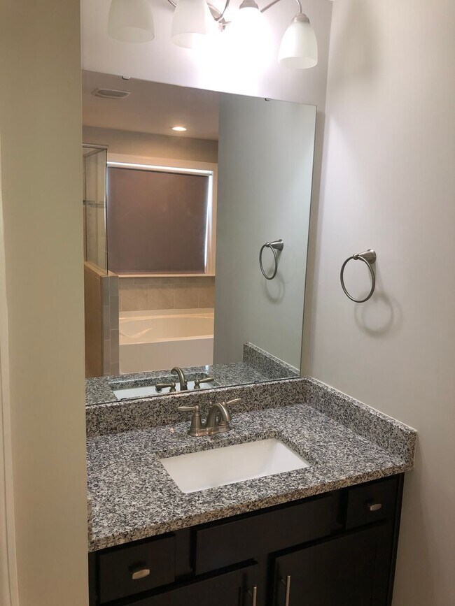 Building Photo - Lake Front Community 4 bed, 3 bath