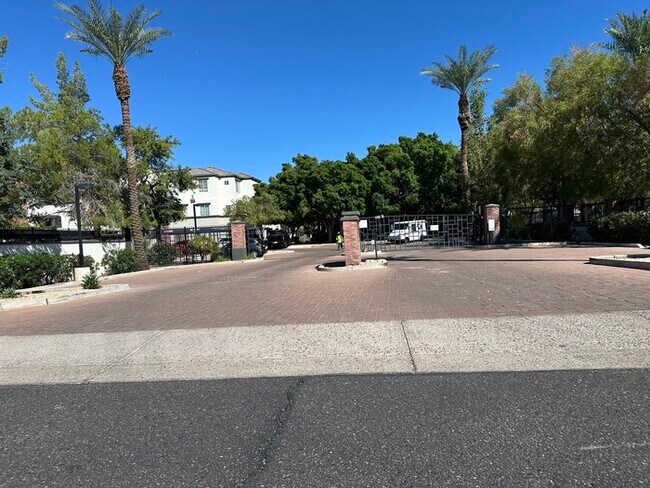 Building Photo - Fantastic Brick Commons condo in ideal loc...