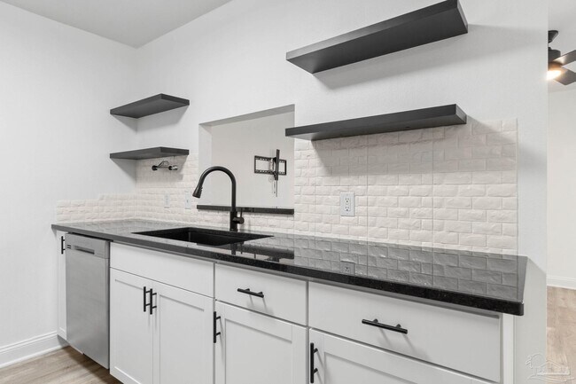 Building Photo - 707 Majestic Dr