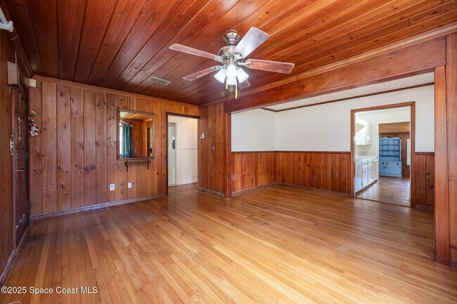 Building Photo - 42 N Fernwood Dr