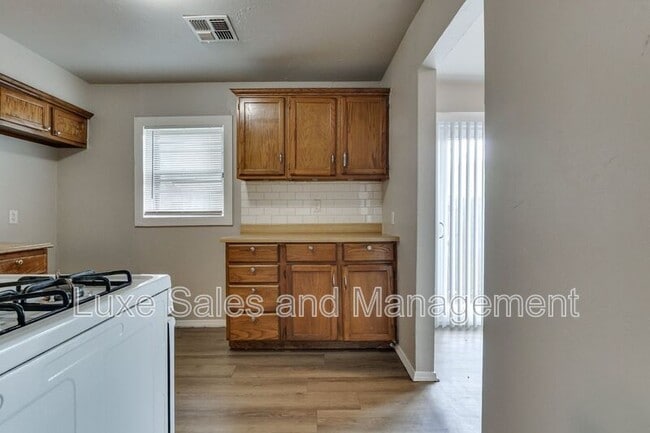 Building Photo - 1005 SW 63rd St