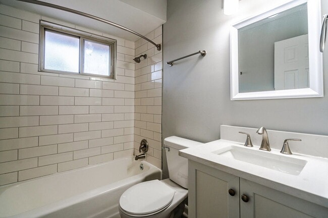 Building Photo - 656 Riverview Dr