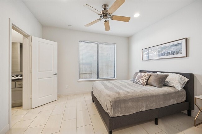 Building Photo - 902 Roy St