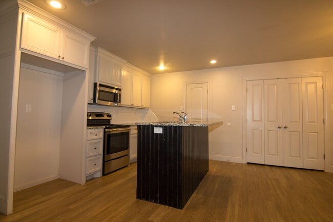 Building Photo - 3 bed 2 bath Duplex - Lubbock Cooper ISD